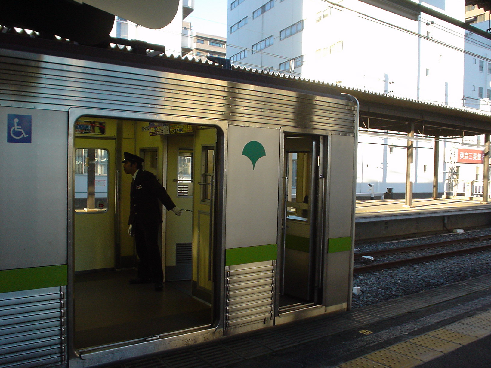 笹塚駅 夕暮れの都営地下鉄新宿線