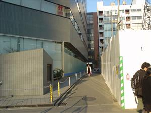 京王新宿3丁目ビルと映画館の境界